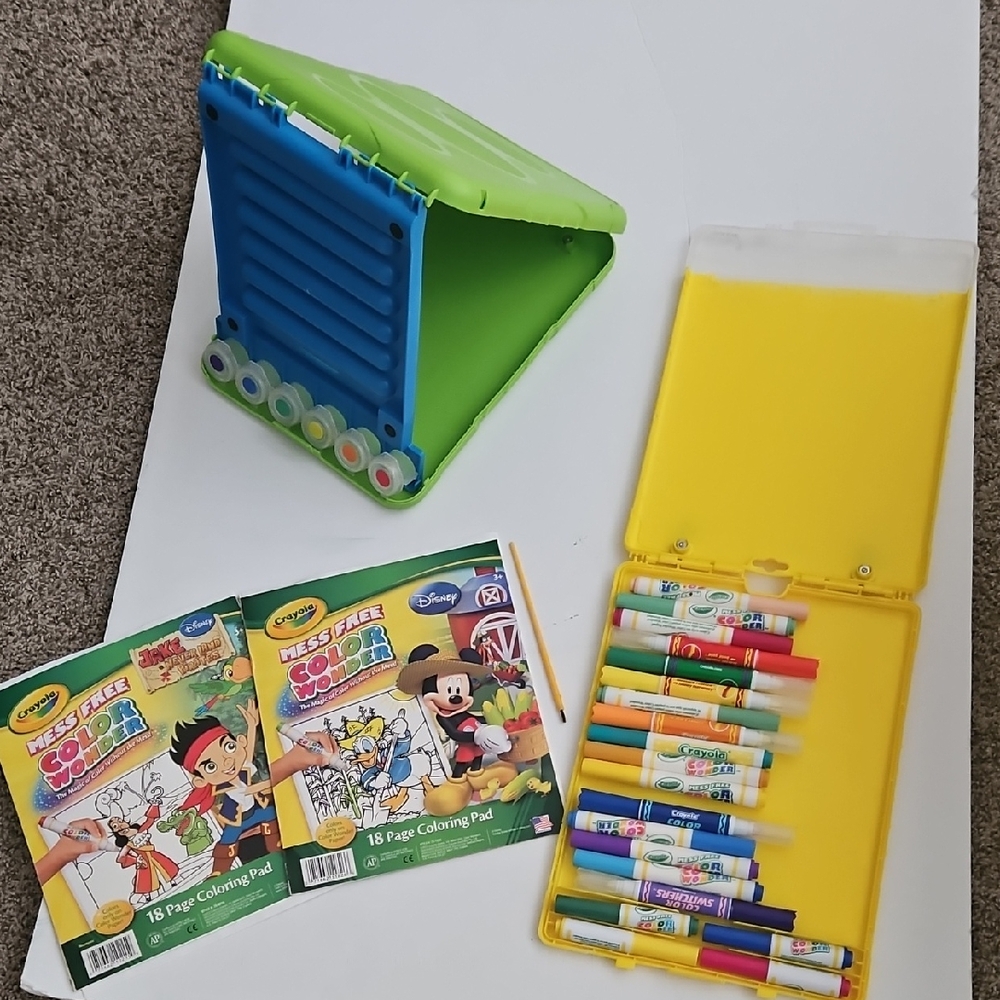 Crayola Mess-Free Coloring Set with Markers and Pads